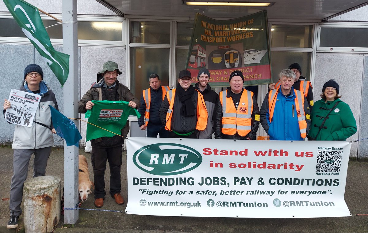 ivoronline22's tweet photo. So that's it 8 days &amp; a 3 week OT ban. Everyone has taken a hit. Except of course the bosses who were subsidised throughout. But we stood firm &amp; are ready to go again.
Proud as punch of all my friends &amp; comrades who have stood tall for a righteous cause.🤝✊️ #AllGradesOneRMT https://t.co/q8C1AhbnLf