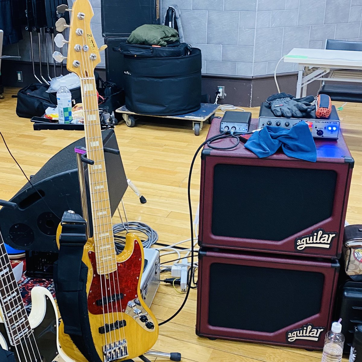 kouichifunabiki's tweet photo. みんなにアンプの色を褒められて嬉しい仕事始め。

#bass  #AtelierZ  #aguilar #tonehammer500 #SL112 https://t.co/3iKGrCw3k3