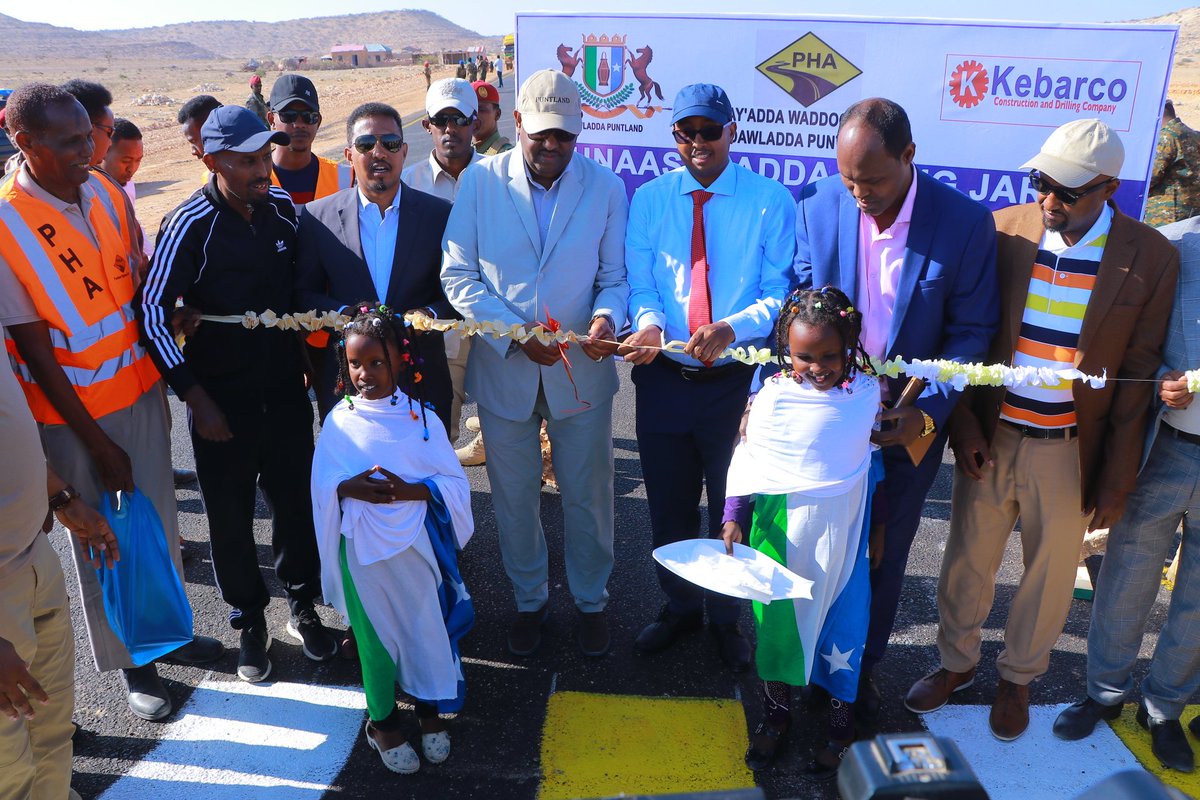 Plstatehouse's tweet photo. Madaxweynaha Dowladda #Puntland Mudane Siciid Cabdullaahi @HESaidADeni, ayaa maanta xariga ka jaray wadad #Laacdheere - #Rabaable ee Gobolka Nugaal taasi oo dhan 14 KM, oo la dhameystiray dhisme iyo dayactir lagu sameeyay. https://t.co/BcBy7HKWzL