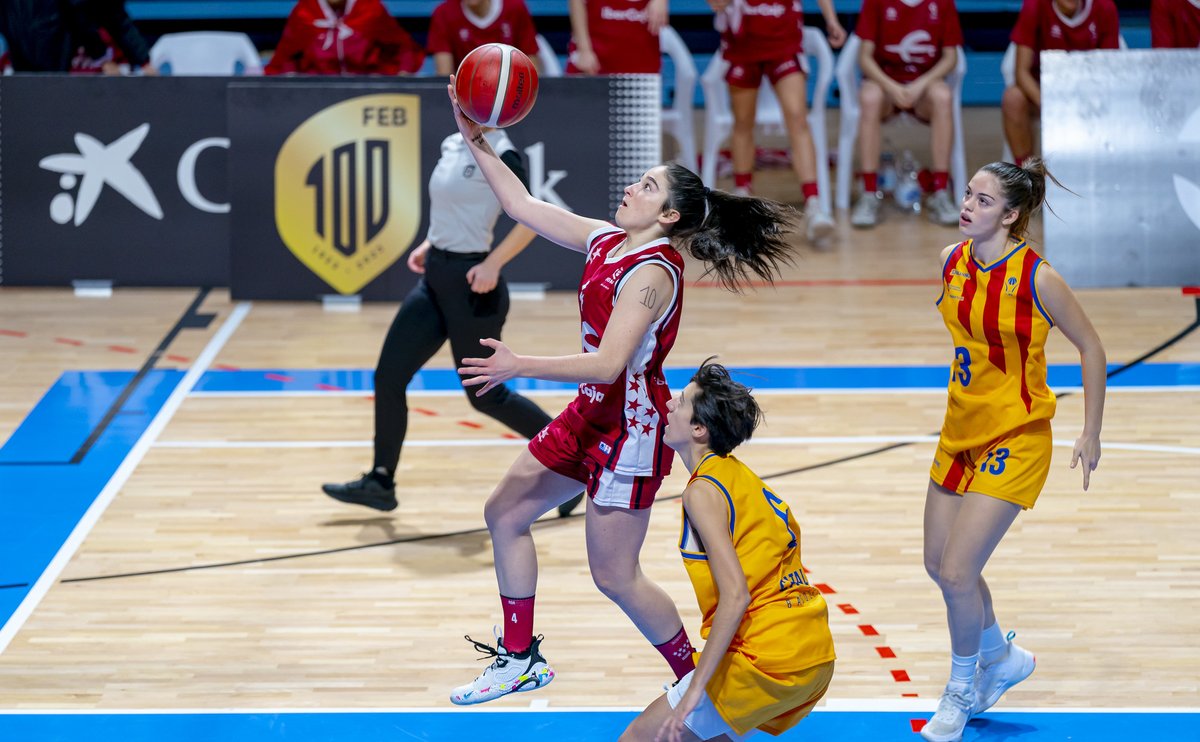 FBMadrid's tweet photo. No pudo ser. El último tiro se paseó por el aro, pero no quiso entrar y Cataluña se llevó la final cadete femenina.
@FCBQ 79 - Madrid 77

¡Enhorabuena, chicas por pelear hasta el último segundo! ¡ORGULLOSOS! https://t.co/X2TasO7UXI