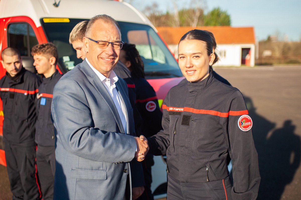 SDIS_89's tweet photo. ✅ Accueil des nouvelles #Recrues au #CFD par le #PCASDIS89, @BonnefondCh89 & le #DDA89, le Col @GuichardNihou.
👩🏻🚒Présentation du @SDIS_89 & de son organisation, avant 1 remise officielle de l’#Écusson du Corps départemental des #Pompiers du @Departement89. Bienvenue chez nous ! https://t.co/oXzEppt2Vr