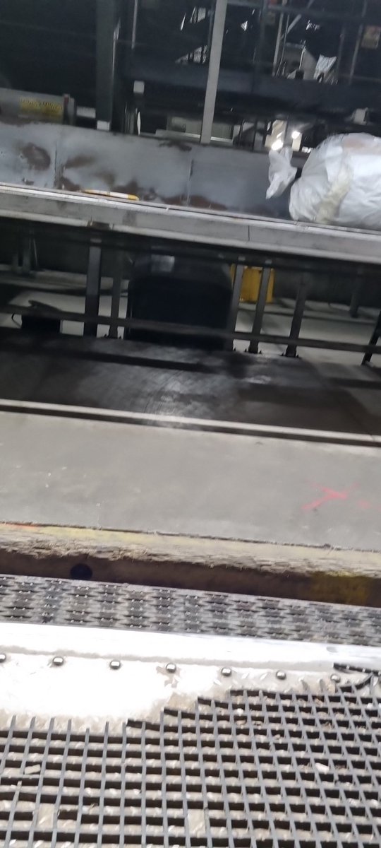 ATR_IS7_'s tweet photo. Loading 4 trucks at #UPS and STILL have time for socials 😭😭 https://t.co/cZKfBkKjip