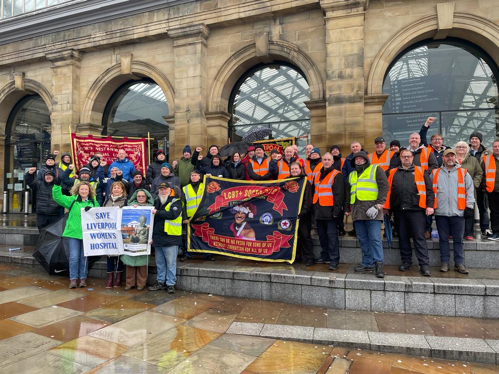 Plenty of support for @RMTunion at Liverpool Lime Street this morning
#SupportRailWorkers #RailStrikes