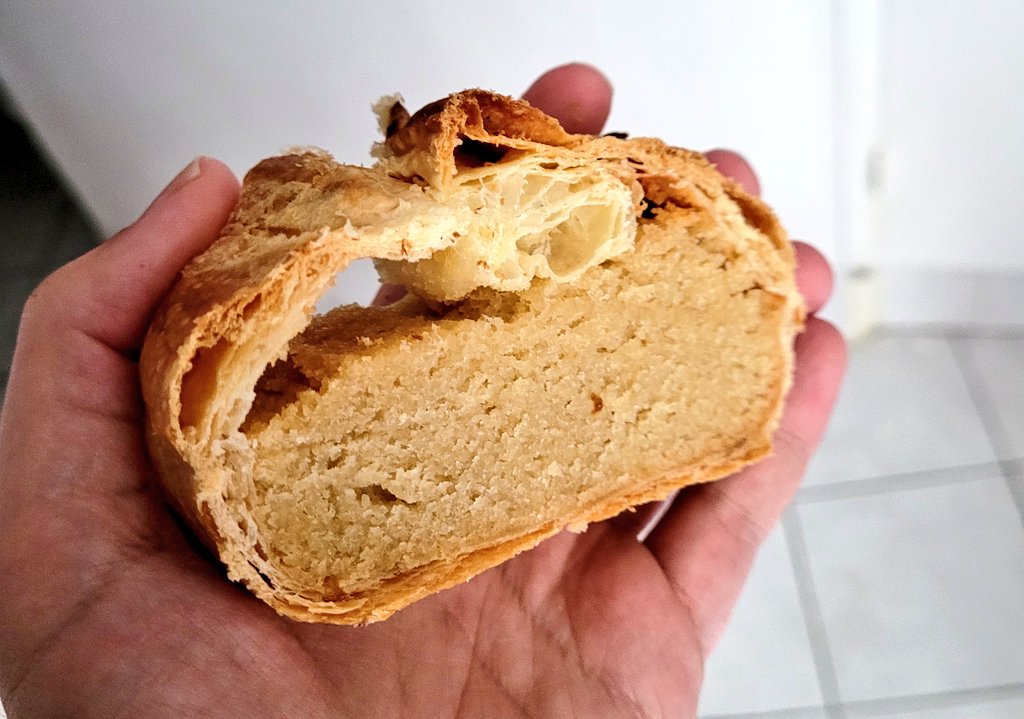 DrHercouet's tweet photo. J'ai voulu faire une galette des rois avec frangipane maison mais j'avais pas de moule à tarte donc j'ai pris un moule à cake. C'est comme un pâté en croûte mais à la frangipane. Une frangicroute. https://t.co/1I2mVSX3X9