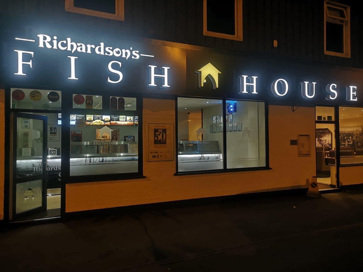 richfish_chips's tweet photo. Have a great @EmiratesFACup 3rd round match @QPR  @ftfc 

ALL supporters welcome for to warm up pre and post match with Fleetwood finest #FishandChips. Find us at sat nav: FY78JW

Resturant and Takeaway open through til 8pm tonight https://t.co/1I0FhgYfDo