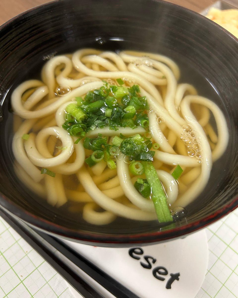 naka_170's tweet photo. 今日は‼️
天ぷらうどん💕
アツアツの#
エビ天ぷら
#玉ねぎの天ぷら
美味しかった〜😆
芯から温まる😊
今日もお疲れ様でした😊
#中島亭のごはん 
#夜ご飯
#よるごはん https://t.co/bar8nMQe25