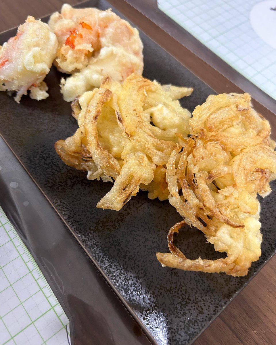 naka_170's tweet photo. 今日は‼️
天ぷらうどん💕
アツアツの#
エビ天ぷら
#玉ねぎの天ぷら
美味しかった〜😆
芯から温まる😊
今日もお疲れ様でした😊
#中島亭のごはん 
#夜ご飯
#よるごはん https://t.co/bar8nMQe25