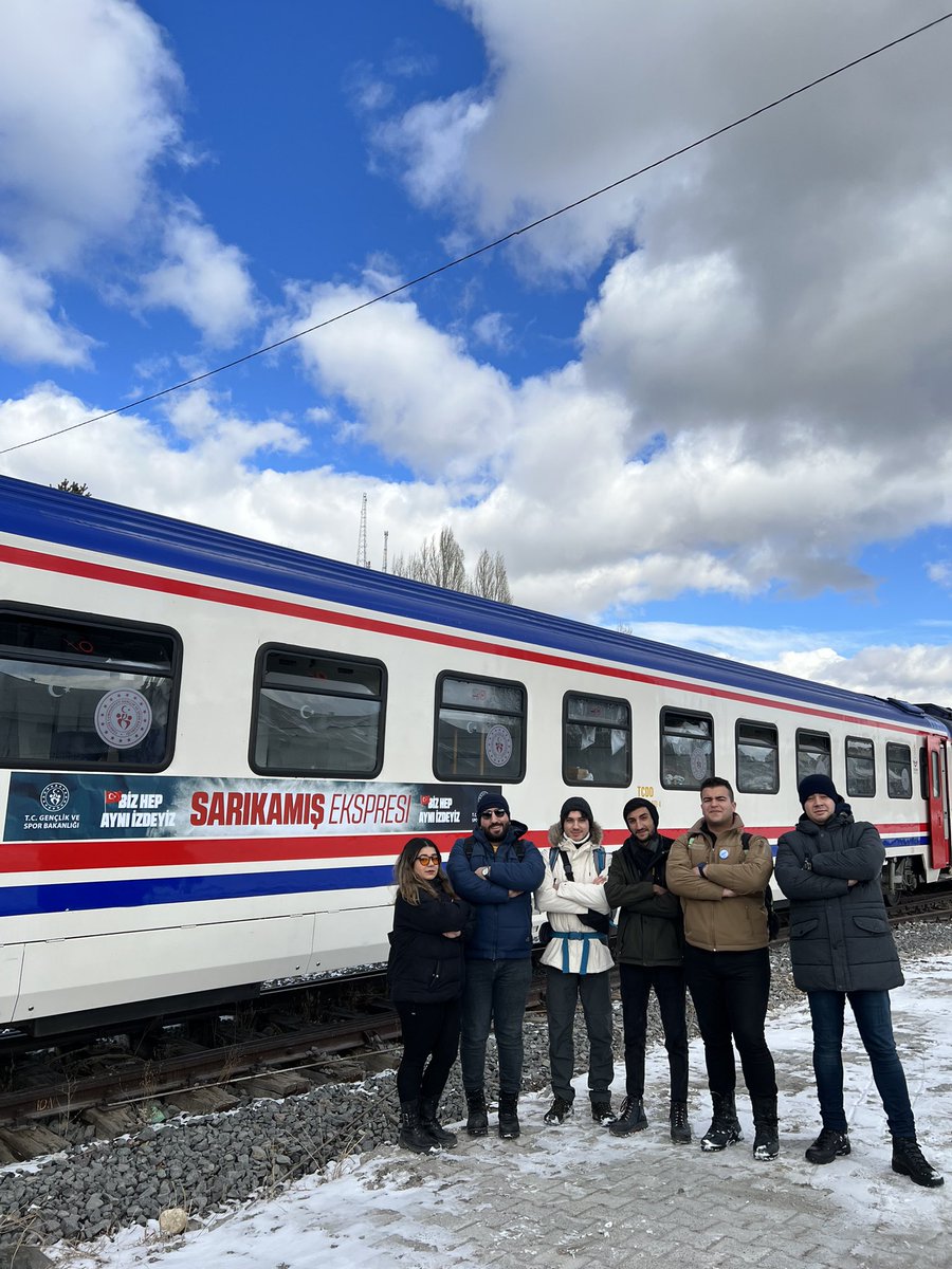 🚂 Sarıkamış Harekatının 108. Yılı sebebiyle Sarıkamış Ekspresi ile yola çıkan #bizhepaynıizdeyiz diyen Karabüklü gençlerimiz, şehitler diyarı #Sarıkamış’a ulaştılar.

Aziz şehitlerimizi bir kez daha rahmetle ve minnetle yâd ediyoruz.🇹🇷

#bizhepaynıizdeyiz 
#gsbgm