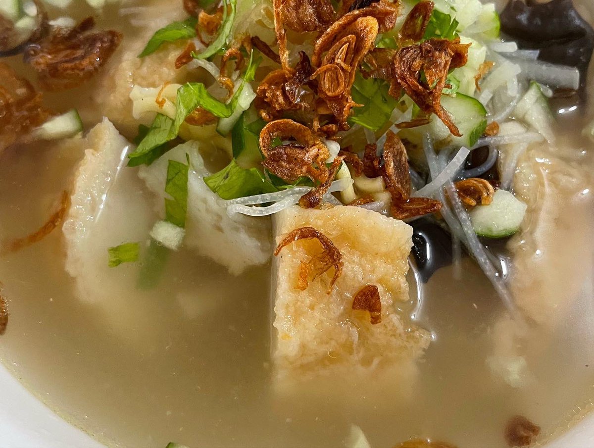 “Sop nya Orang di Jambi”
Namanya tekwan atau model. Bahan dasarnya ikan. Rasanya gurih. Saya selalu menambahkan cuka, atau perasan jeruk dan sambal. Setiap ke Jambi pasti menyantap menu ini 😁😁