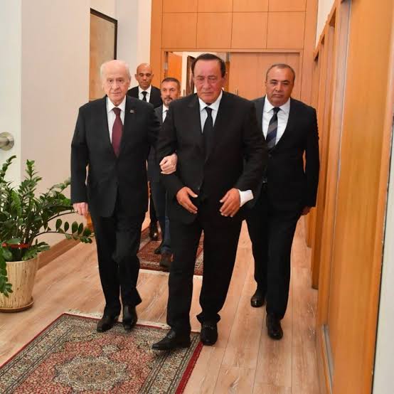 hakikatajans's tweet photo. Devlet Bahçeli'nin koluna girdiği şahıs "kuş severler derneği başkanı." https://t.co/YDPPijawkC