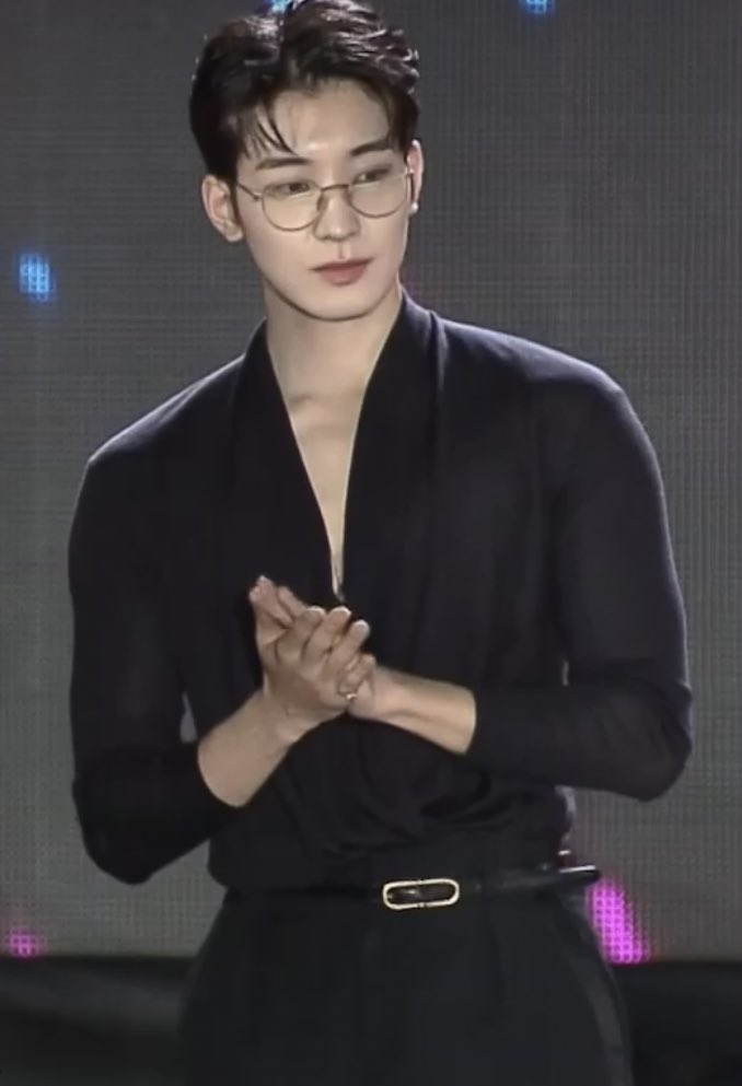 wonwoofty's tweet photo. his broad shoulders, tiny waist, exposed forehead, the chest. JUST WOW JEON WONWOO https://t.co/fEmB2eMuxW