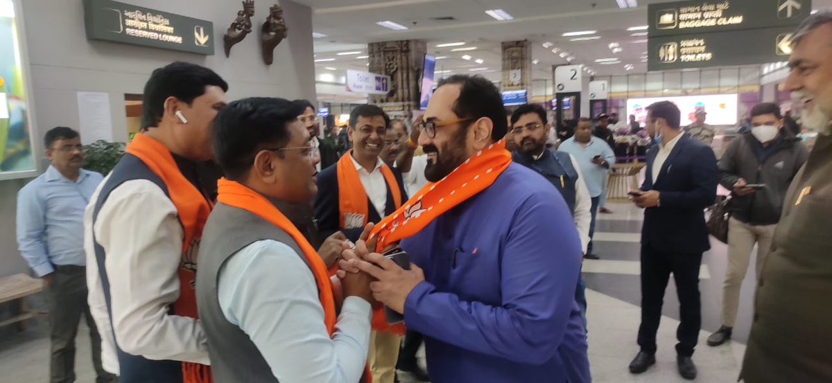 RajeevRC_X's tweet photo. Received a warm welcome at @ahmairport by @BJP4Gujarat Leaders &amp; Karaykartas led by Sh. @PareshBLakhani &amp; officials of State Government of #Gujarat 
Also met my colleague in the council of ministers Sh @prahladspatel at the airport. 

#RCInGujarat https://t.co/oCYUeL9yei