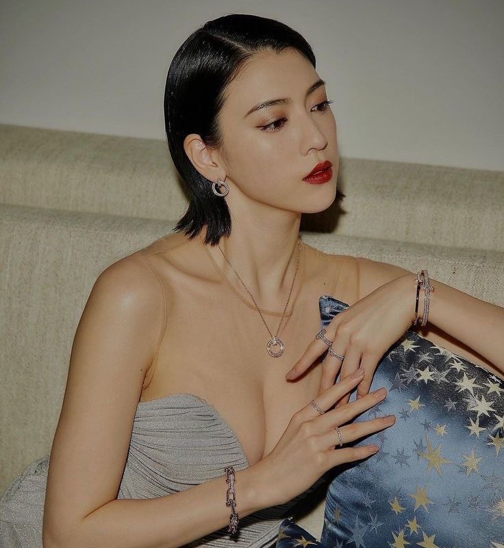 HyunA International tweet media
