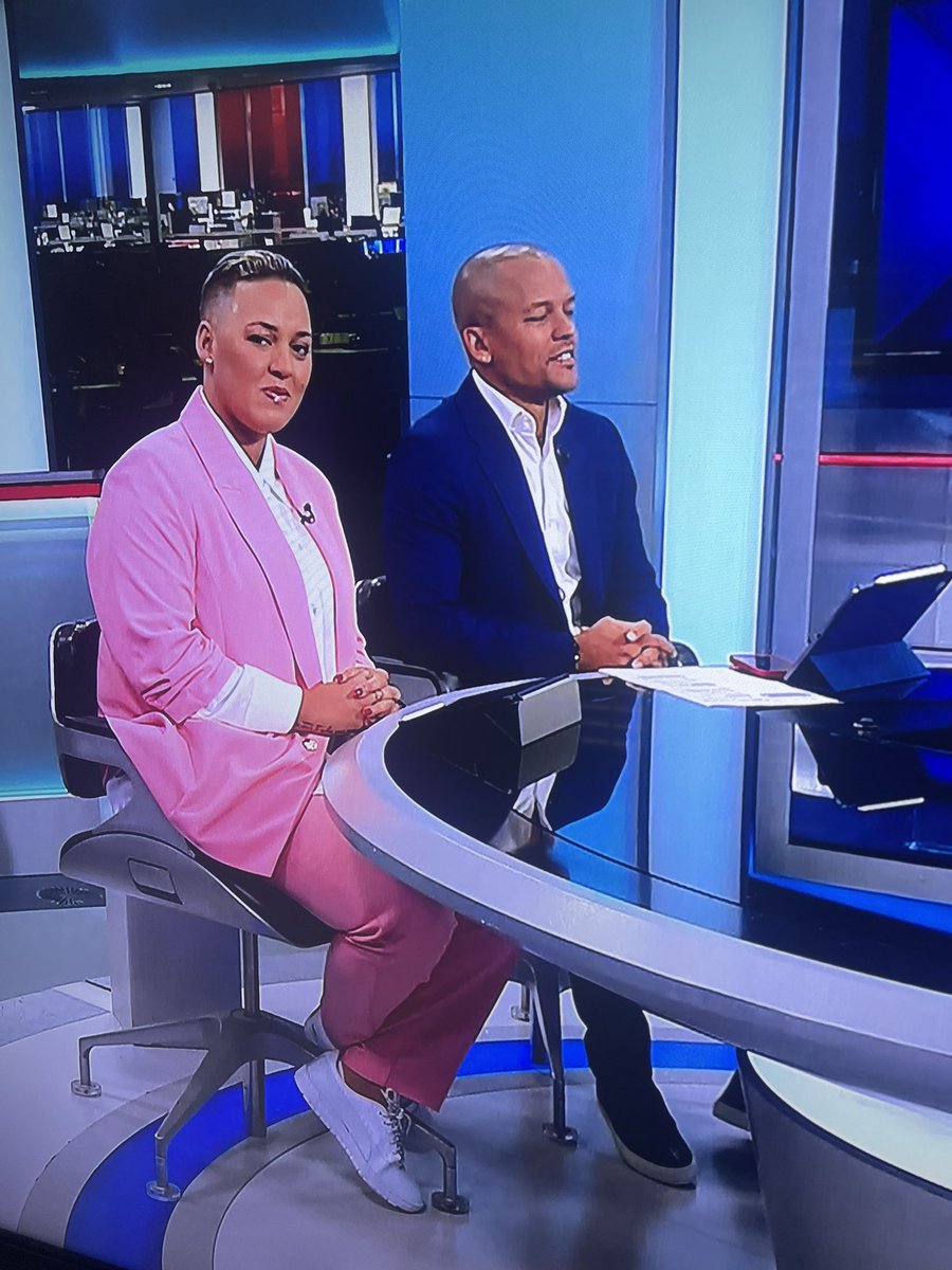 DPrendergast's tweet image. That’s Bobby Firmino out of todays game if he’s on Sky, fucks sake !