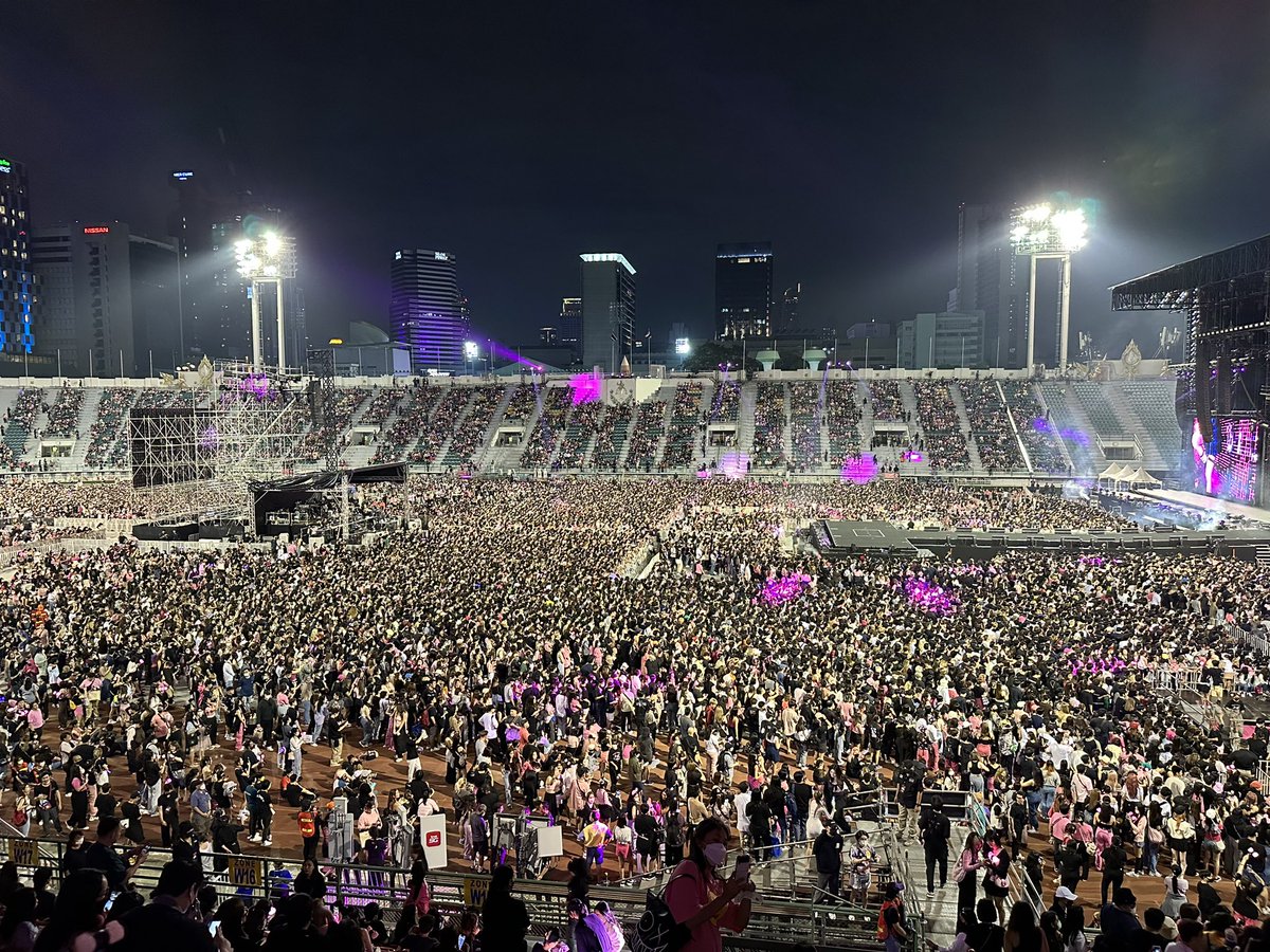 ppppl1989's tweet photo. ก่อนเริ่มคอน คนเยอะมากกกกก #BORNPINKinBANGKOK #BORNPINKinBKK https://t.co/RBGdSqJnx1