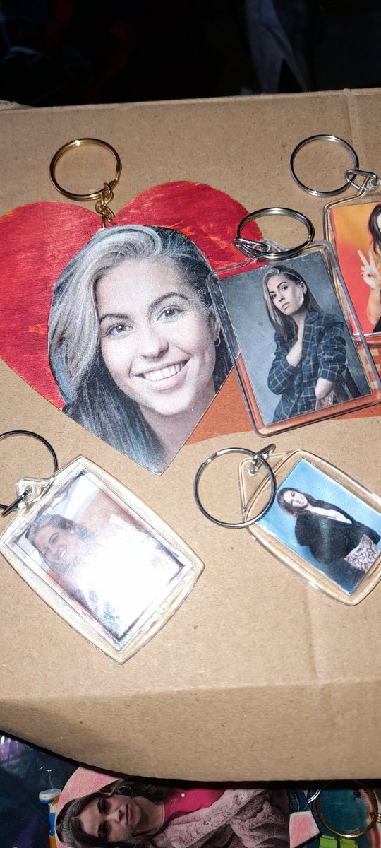 rhiannonclemfan's tweet image. I love my Rhiannon merch🥺😍
Contents👇
1x Cast Card
2x Tops
1x Drawing
1x 6x4 Custom Photo Album
2x Heart Keychains
1x circle Keychain
1x Jigsaw Puzzle
1x Book Fact File
1x Glass Coaster
1x Mug
1x Signed Photo
10x Keychains
2x Phone Cases
1x Placemat
1x Canvas
#rhiannonclements