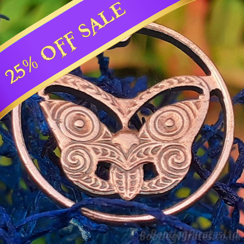 BootlegPirates1's tweet photo. Moruru mask pendant on a New Zealand 10c coin.
https://t.co/Ad3kX4E5nb
#WaitangiDay #NewZealand #Jewelry #HandMadeJewelry #Jewellery  #HandCutCoin #ShopSmall #ShopIndie #UKSmallBiz #UKCraft #Macrame #Necklaces #Bracelets #Pendants #Coins #Sale #NewYear #Maori #Koruru #Mask https://t.co/l44hB7DtPi