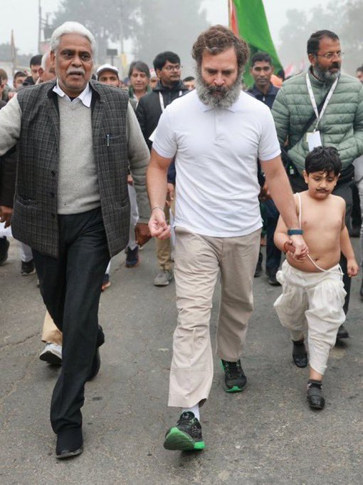 "कड़ाके की ठंड में बच्चे का जनेऊ दिखाने के लिए उसे नंगे बदन घुमा रहे हो, जनेऊ पहनाया भी तो उल्टा"

‘हिंदुत्व वाली राजनीति’ से पहले हिंदू धर्म को जानिए <a href="/RahulGandhi/">Rahul Gandhi</a> जी। सनातन धर्म में अंतिम संस्कार के समय जनेऊ की उल्टा पहना जाता है।

x.com/i/spaces/1yoJM…