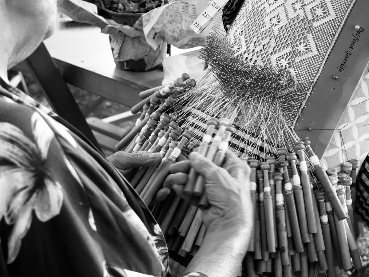The art of weaving bobbin lace