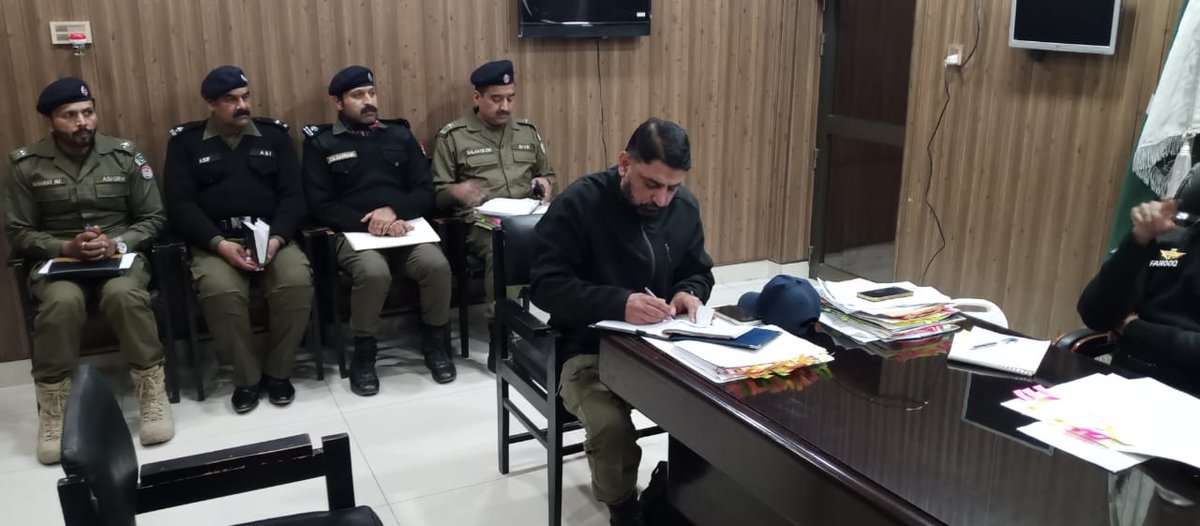 DPO_WAZIRABAD's tweet photo. ڈی پی او وزیر آباد فاروق امجد صاحب نے ڈسٹرکٹ کرائم میٹنگ کی۔جس میں ڈی ایس پی وزیر آباد ملک محمد عامر ایس ایچ اوز اور انچارج چوکیات نے شرکت کی عوام کے لیے اوپن ڈور پالیسی اور مقدمات برخلاف پراپرٹی کو جلد ٹریس کرنے اور دیگر سنگین 
مقدمات کو میرٹ پر یکسو  کرنے کی ہدایت کی گئی۔ https://t.co/XPSyTfY4dc