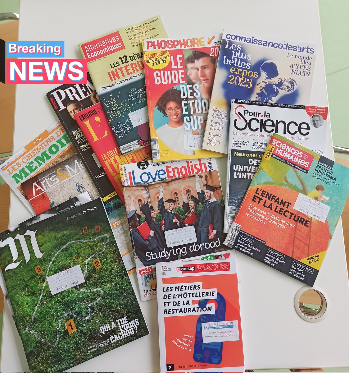 BezoutCdi's tweet photo. @lyceebezout77 Arrivage de revues pendant les vacances ! Venez en profiter au CDI 📚🤩 #Nemours #Presse #Lecture #EMI https://t.co/CA9v60Kahk
