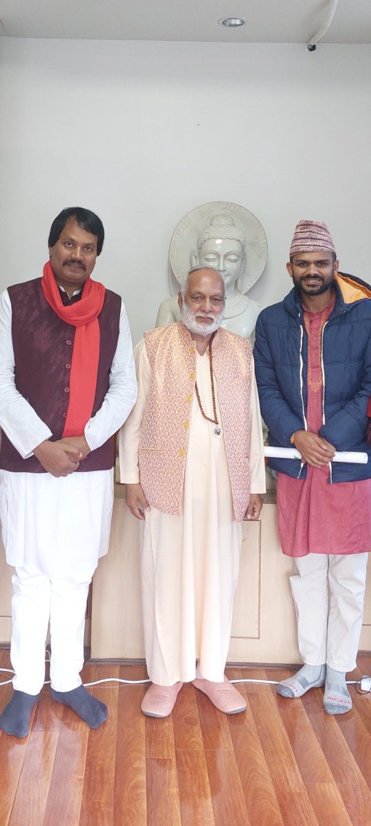 watersagar's tweet photo. आज दिनभरि डा. सिके राउतसँग भलाकुसारी गर्यौँ स्वामी आनन्द अरुणको सानिन्ध्यमा । हाम्रो आत्मा, सपना र सोच धेरै मिल्छ । दुवै एकै ठाउँबाट इन्जिनियर भयौँ, बेलायतमा करिब एउटै  ठाँउमा पढ्ने मौका पायौं र  अध्यात्मिक शक्ति हुन्छ भन्नेमा विश्वास गर्छौ। धेरै आशा छ । अबको लक्ष देश बनाउने :) । https://t.co/4jkwdpYIoR