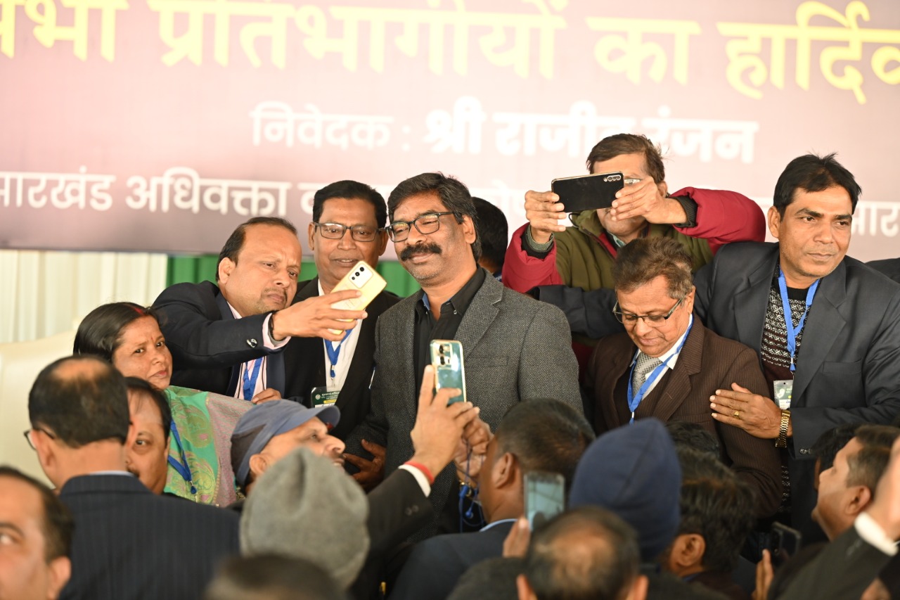 वकीलों को सपरिवार स्वास्थ्य और दुर्घटना बीमा का लाभ देगी राज्य सरकार: हेमंत सोरेन - State government will give benefits of family health and accident insurance to lawyers: Hemant Soren