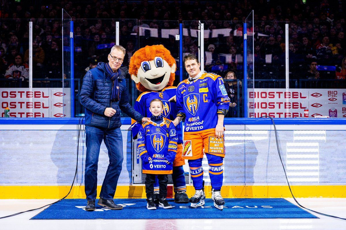 Ennen Tappara-Lukko-ottelua <a href="/Elenia_fi/">Elenia</a> kuukauden juniorina palkittiin Severi Huhtala Tapparan U9 Avalanche joukkueesta. Tapparan pelipaidan Severin omalla nimellä ja pelinumerolla luovuttivat Elenian Jukka Laakso, Tapparan kapteeni Kristian Kuusela ja Tapsu.