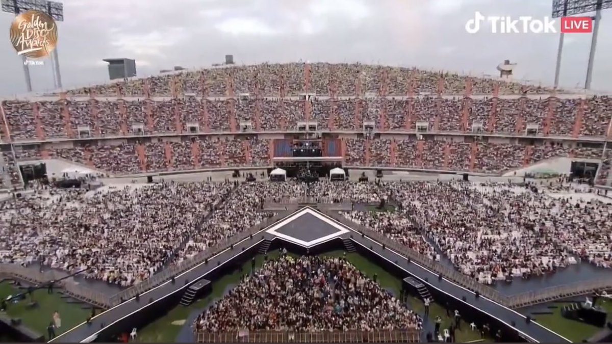 รู้เลยว่าติ่งไทยเยอะมาก ขนาดคอนชนกัน จัดสเตเดี้ยมทั้ง 2 เต็มหมด กูแบบยอมม 

#BORNPINKinBANGKOK #GDAinBKK