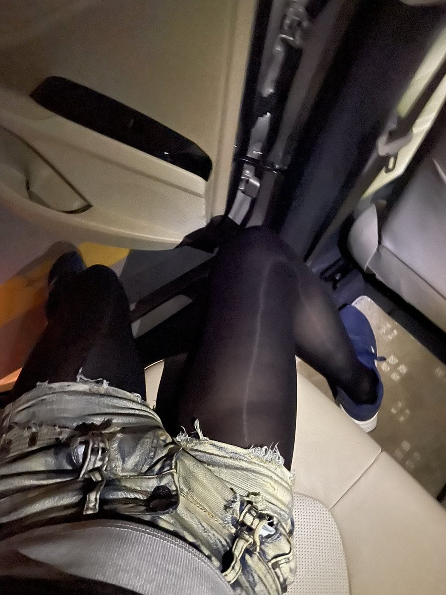 Kirito971012's tweet photo. 呀，热裤配黑丝果然很有色气呀
#男娘 #伪娘 #黑丝 #sissy https://t.co/bsFckbILMm