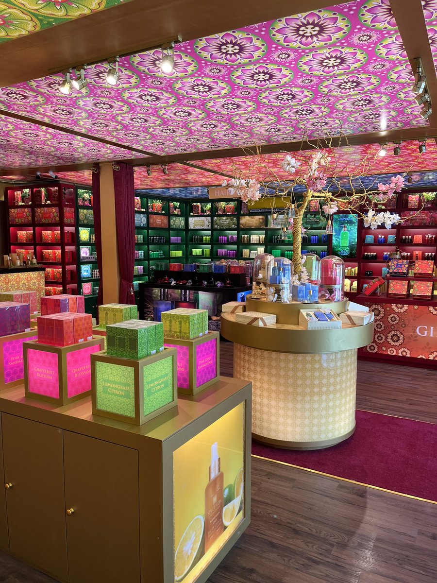 Ayubowan_stutti's tweet image. 今日Horton Placeにオープンしたばかりのスパセイロンに潜入！

とても美しい店内。

いつ見てもこの店の色彩感は素敵ですね！

#spaceylon 
#hortonplace