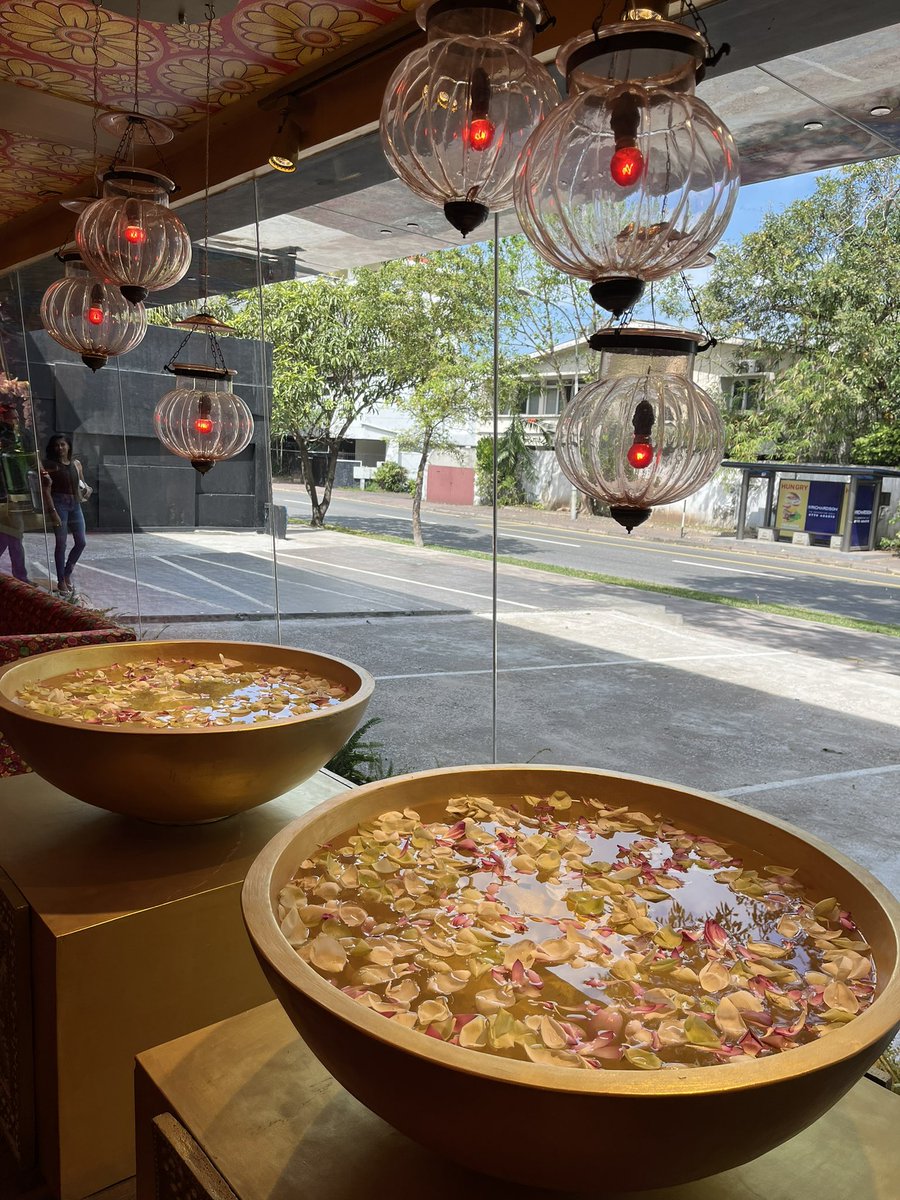 Ayubowan_stutti's tweet image. 今日Horton Placeにオープンしたばかりのスパセイロンに潜入！

とても美しい店内。

いつ見てもこの店の色彩感は素敵ですね！

#spaceylon 
#hortonplace