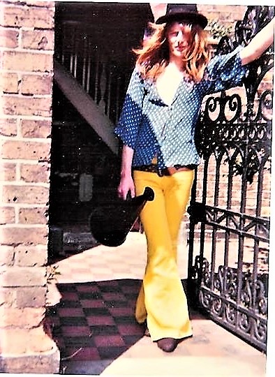 Cleaners_Venus1's tweet photo. From the Archives...
Summer of '74. Outside 55 East Hill, Colchester:  Former HQ of the Mighty Plod, Colchester's only glam rock band. A 21 year-old Newell, then known as simply as 'Zap', having recently returned from some gigs in the north of England. https://t.co/F8jCZbHOKg