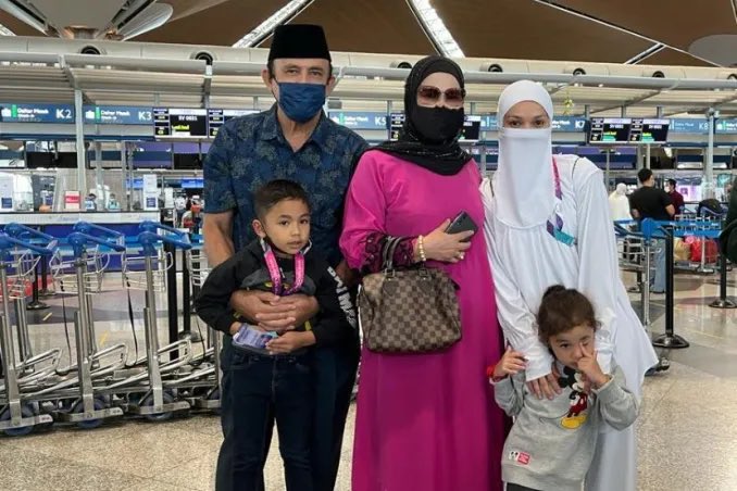 itskaytobeyou's tweet photo. Rare to see parents ditched their own son and side daughter in law, Datuk Yusof Haslam and Datin Patimah are indeed a gem. They keep supporting Puteri Sarah Liyana and admitting Syamsul Yusof is one trash husband and father. Ira Kazar, they didnt give you any blessings, boooo! https://t.co/VyXVunly0F