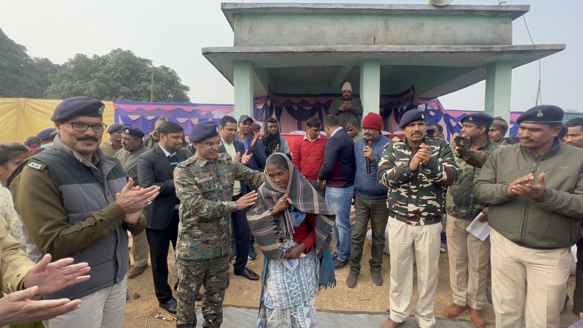 Goddapolice's tweet photo. आज जिला प्रशासन एवं गोड्डा पुलिस के द्वारा संयुक्त रूप से राजाभीठा थाना क्षेत्र के सुंदर डैम के समीप फुटबॉल मैदान में सामुदायिक पुलिसिंग कार्यक्रम का आयोजन कर नुक्कड़ नाटक, पठन-पाठन, खेल सामग्री एवं जरूरतमंदों के बीच कंबल का वितरण किया गया।
@JharkhandPolice 
@Lathkar_IPS https://t.co/rqgMJxDdaX
