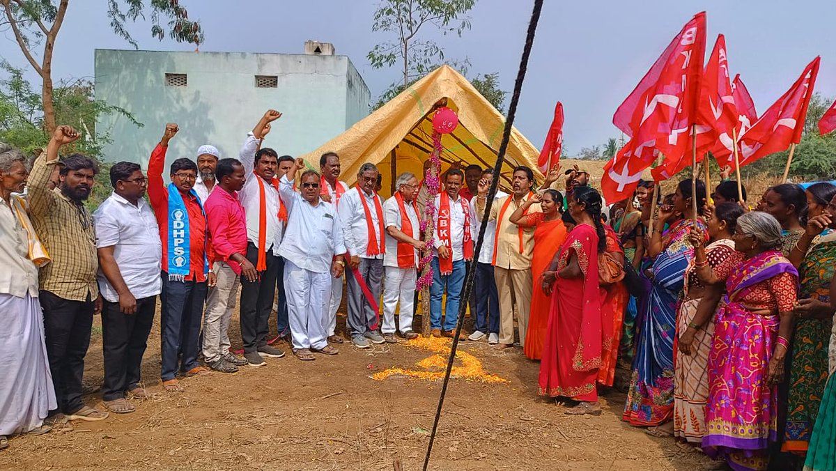 NaiduCpi's tweet photo. *పేదవాడికి భూమీ హక్కుగా ఉండాలి.. పోరాటం తో భూ పంపిణీకి శ్రీకారం చూడతాం...సీపీఐ మాజీ ఎమ్మెల్సీ, ఎపి వ్యవసాయ కార్మిక సంఘం రాష్ట్ర అధ్యక్షులు కా.జల్లి విల్సన్ పిలుపు*.. రాష్ట్రవ్యాప్తంగా ప్రతి పేదవాడికి నివసించించేందుకు భూమి హక్కుగా ఉండాలని, ఇళ్ల స్థలాలు,పొలాలు లేని నిరుపేదలకుపోరాటం https://t.co/AYILiDbqbe