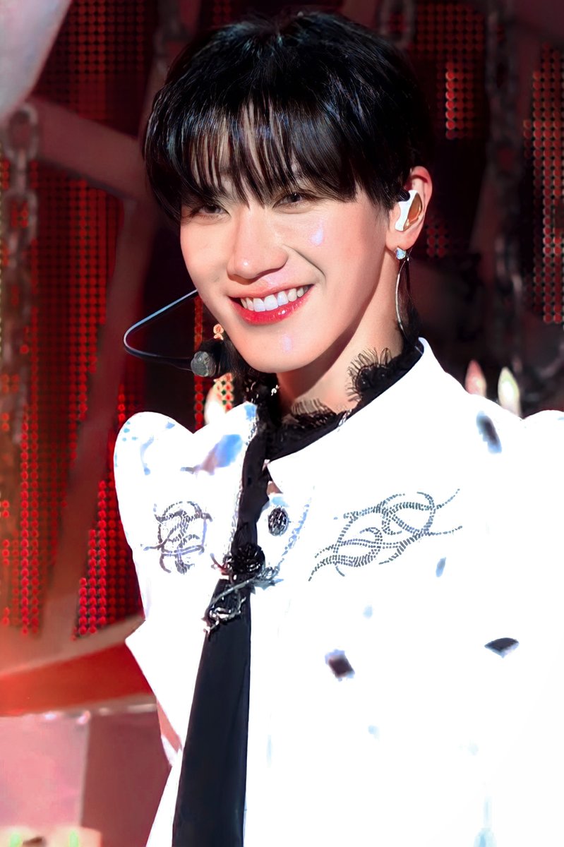 DeepYellowYou1's tweet photo. [THREAD] Ten at WayV - 'Phantom' (English Ver) Show! Music Core comeback stage

Stage
https://t.co/qhBT9UFlwK

WayV fancam
https://t.co/fih2SkAeiW

Member Fancam
https://t.co/fVQJq91Zyb

TEN PHANTOM IN MUCORE 
#MusicCorexTEN 
#WayV_Phantom #เตนล์ #TEN https://t.co/d9sIhCY2Hf