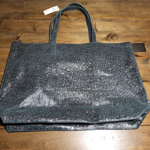 designers4acure's tweet photo. So good I had to share! Check out all the items I'm loving on @Poshmarkapp from @Radley761D #poshmark #fashion #style #shopmycloset #aldo #anthropologie: https://t.co/WEGwqBLEow https://t.co/7EEtgnfF8X
