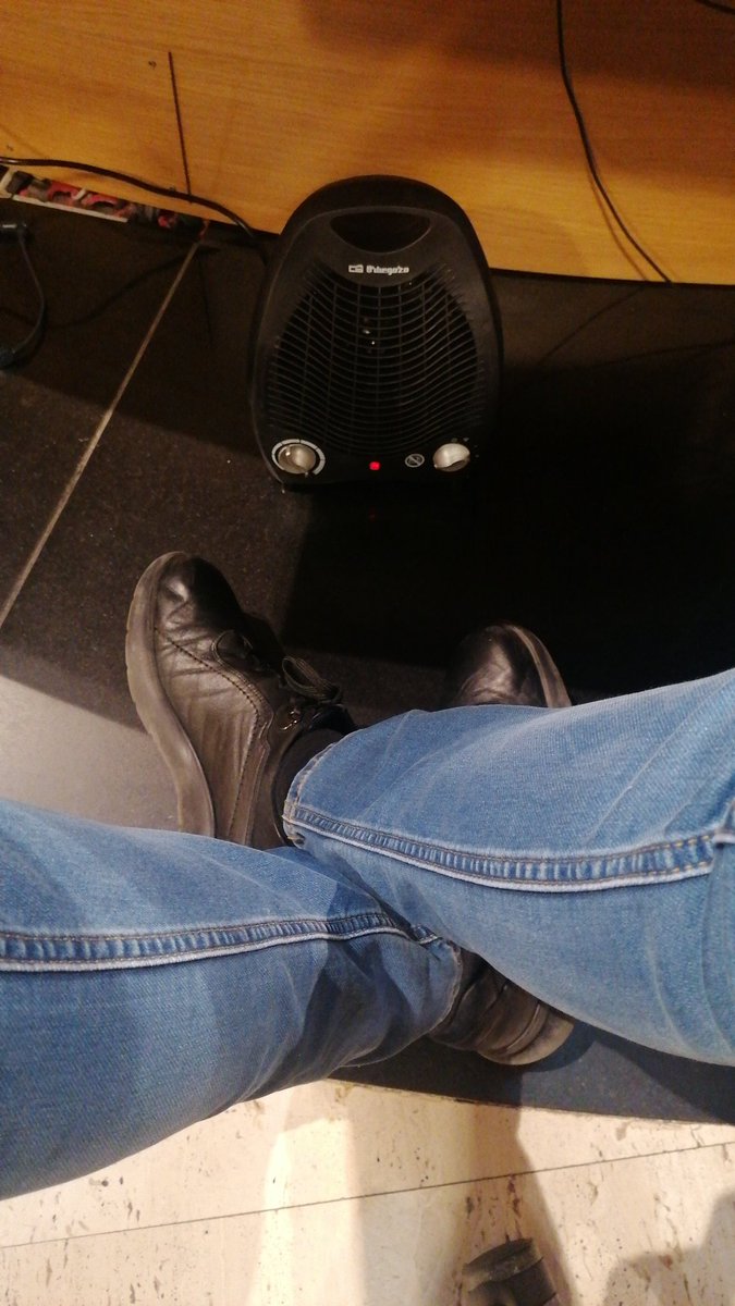 Lacedo83's tweet photo. Madre mía!! Hoy ni con esto cojo calor 😱😱!! #BuenosDias #mecongelo #frio 🤣🤣 https://t.co/4cSULsx6KA