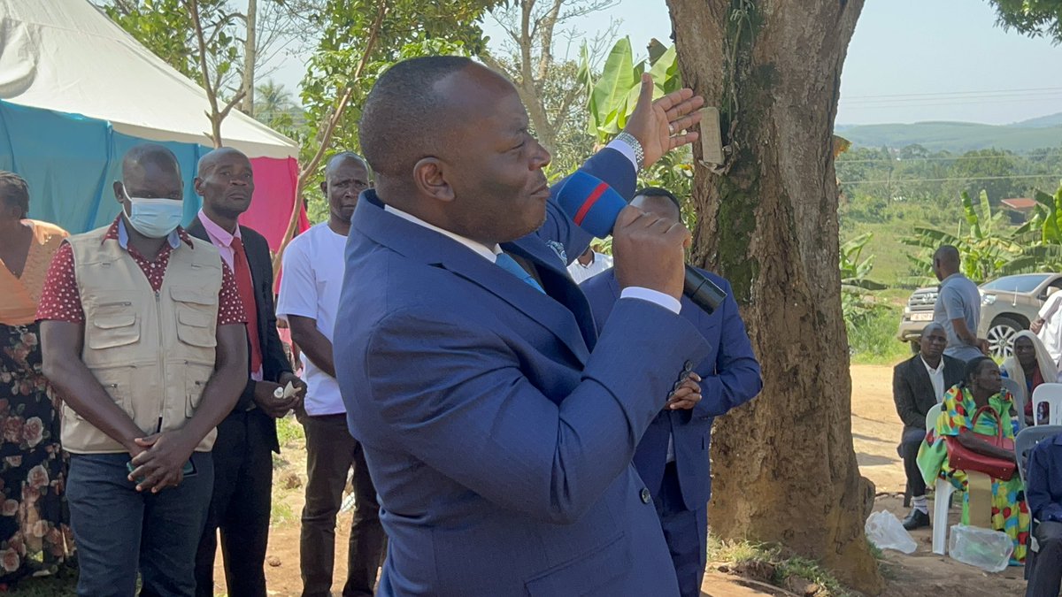 MathiasMpuuga's tweet photo. On December 23, 2020, we drove thru Kikuuta village in Kakindu, Mityana with Pres @HEBobiwine. The police &amp; the army were chasing after us, showering us with teargas &amp; bullets to scare our supporters! Despite the intimidation, the people overwhelmingly voted for @NUP_Ug 1/ https://t.co/QqWOXD2oWF