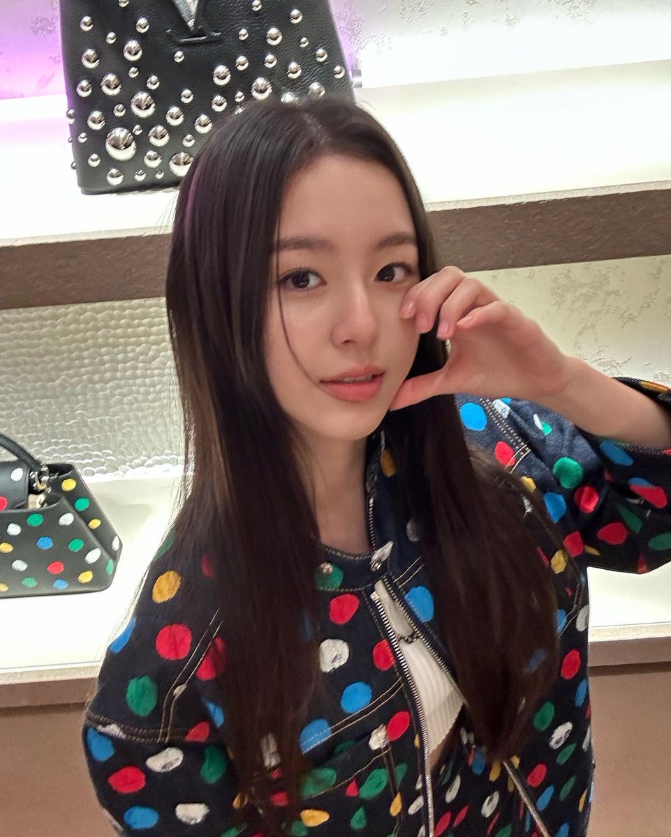 xiaohufan_'s tweet photo. Park Jihu's first post of 2023 ๐ฐ๐ธ
https://t.co/6eUELHrZXi
Louis Vuitton girl ๐ธ
Credits: @03_hu
#ParkJihoo #ParkJihu #๋ฐ์งํ #NamOnjo #AllOfUsAreDead #AllOfUsAreDeadS2 #OhInhye #LittleWomen #NetflixKorea #Netflix #TvN #TVING #TheSwoon #Cine21 #BHEntertainment https://t.co/orfUlIQYRr
