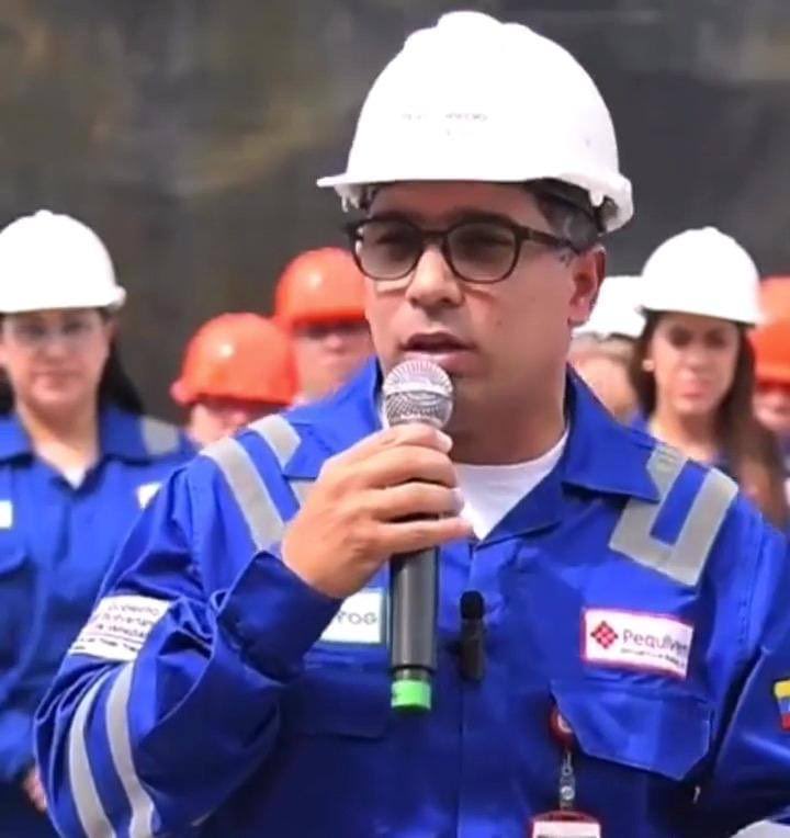 eduardopiate2's tweet photo. Vaya mi saludo fraterno y mi felicitación a mi camarada Pedro Tellechea, nuevo pdte de @PDVSA hombre comprometido, impulsor en ⁦@VENALUM_CVG⁩ y luego en ⁦@PrensaPequiven⁩ d lo que el pdte ⁦@NicolasMaduro⁩ llam�� el modelo d gestión d los CPTT ⁦@PartidoPSUV⁩ https://t.co/U0BJq79TEp