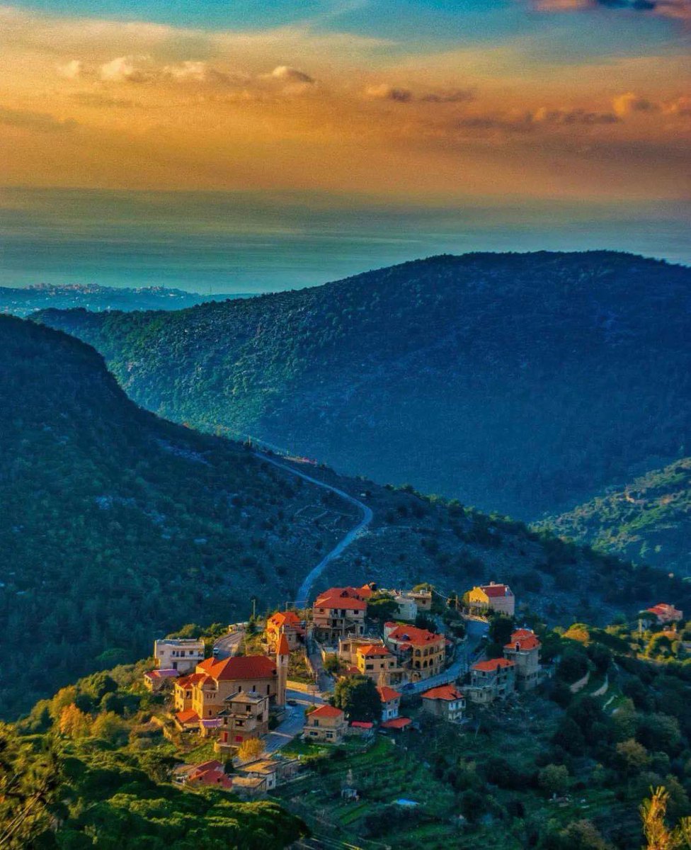 TakeshiOkubo3's tweet photo. قريه المكنونيه الجميله تقع في اعالي جزين جنوب لبنان . هذه الصوره التقطها محمد زيناتي وتعيدني بالذاكره الى الايام التي لا تنسى في لبنان. اشتقت كثيرا الى 🇱🇧 ! https://t.co/Vq7Xun6p0S