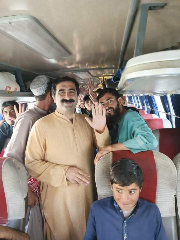 په کراچی سېنټرل جيل کښې زندانی خوندې او ماشومان خپل قامی تحريک PTM ټول راخلاص کړل او ده خپل وطن لوی کور ګران افغانستان په لور  روان شول الله دی دا افغانان ماشومانو خوئیندو مئیندو سفر پخير کړی 
#وياړ_په_خپل_تحريک 
#PTMKARACHI
ګیلامان وزیر