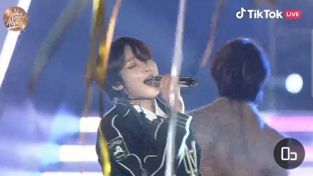 adorablywoni's tweet photo. looks like we're watching enhypen's concert 😭 https://t.co/2qv7xZeFgC