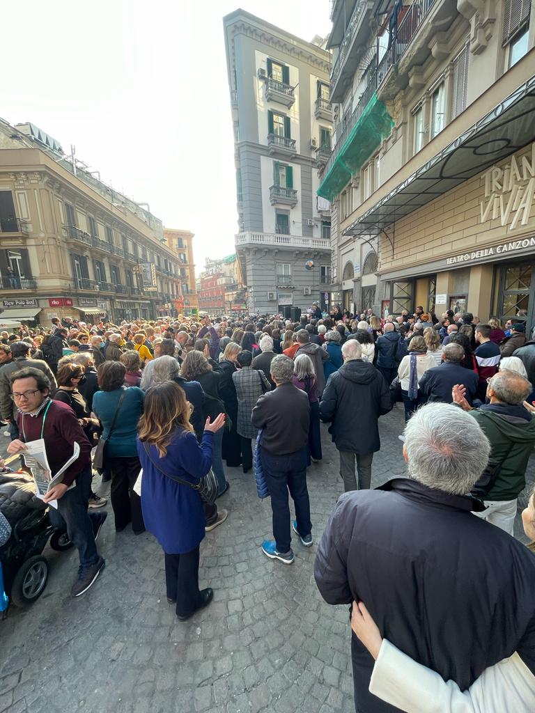 ValeriaParrell2's tweet photo. Bello oggi a #Napoli per le sorelle iraniane. Ce ne sono altre domani e dopodomani in varie città. Esserci è bellissimo: i corpi servono a esserci. #donnavitalibertà https://t.co/FWg3ZZ8yPg