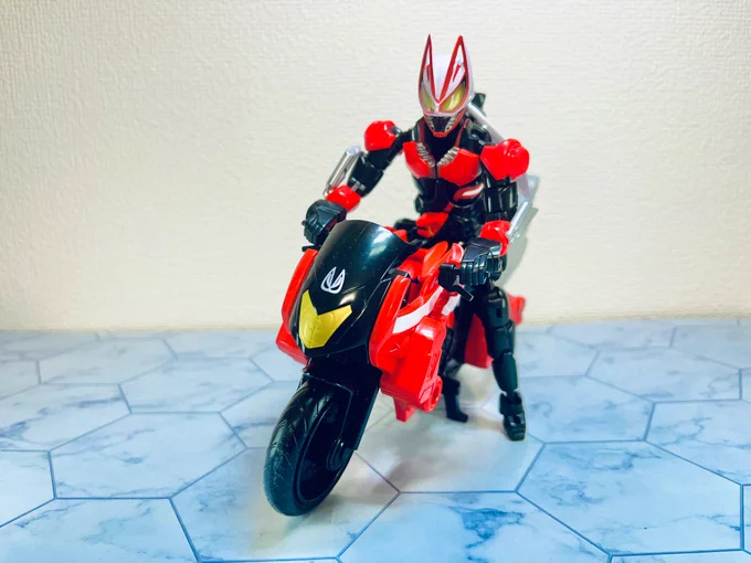 #今年買ったもの1.リボルブチェンジフィギュア ブーストライカーエントリーセット元日観たMOVIEバトルロワイヤルが面白かったのでようやく購入。ライダーとバイクが揃うとグッと引き締まるなぁと再確認。RCFは相変わらずクセの強い可動だけどバイクに乗せるとかなり様になる。#仮面ライダーギーツ 