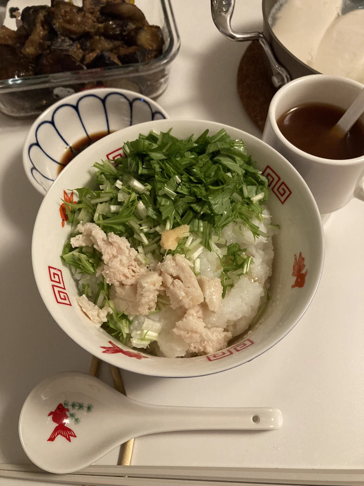 今日は七草粥の日だけど、七草無いからこちらのレシピで、お粥さん炊きました
具は刻んだ水菜とサラダチキンｺｹｯ🐔
思ったより、しっかり目の味付けで、そのままでもしっかりおいしかった😋  