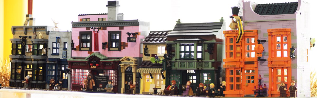 mau_mc8jk's tweet photo. Amenizando la espera de @HogwartsLegacy construyendo el set brutal del Callejón Diagon!!! @WBGamesSpain @LEGO_Group Sencillamente maravilloso!! https://t.co/FLLP7DURdB
