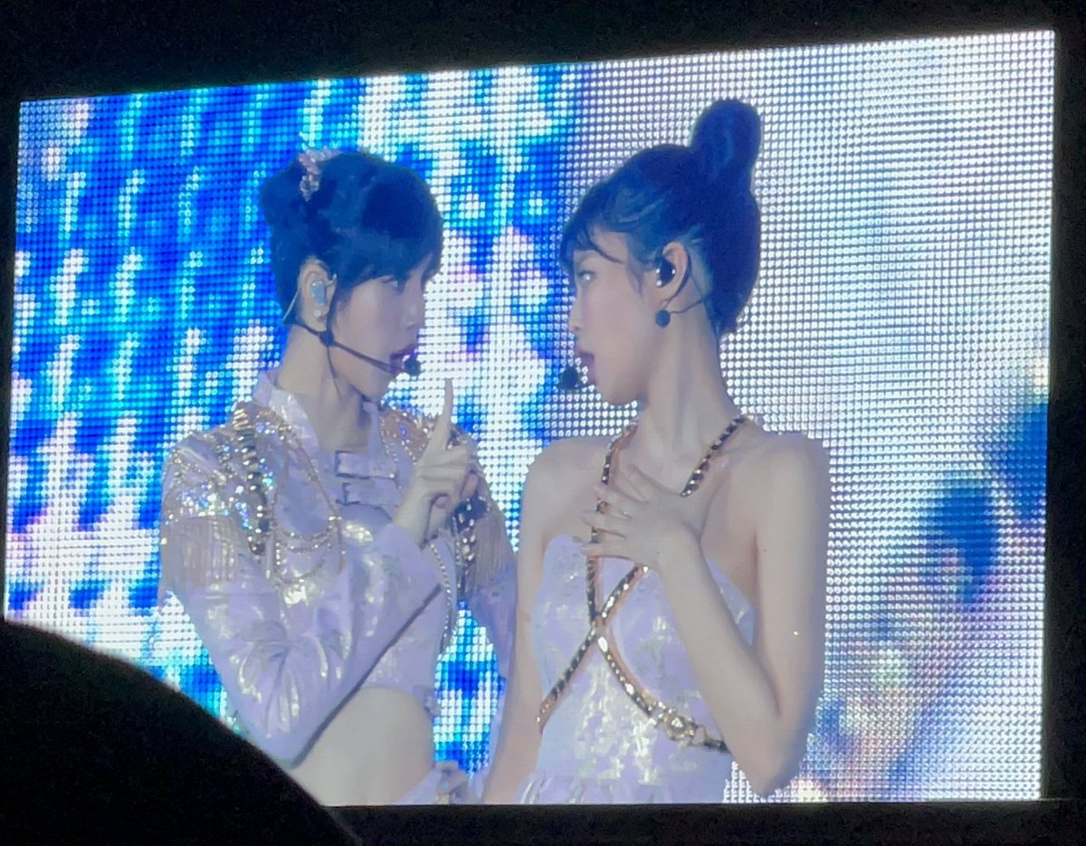 Iinibeh's tweet photo. JENLISA WTFBSHSGDJDKDDH https://t.co/kZvLqYcThz